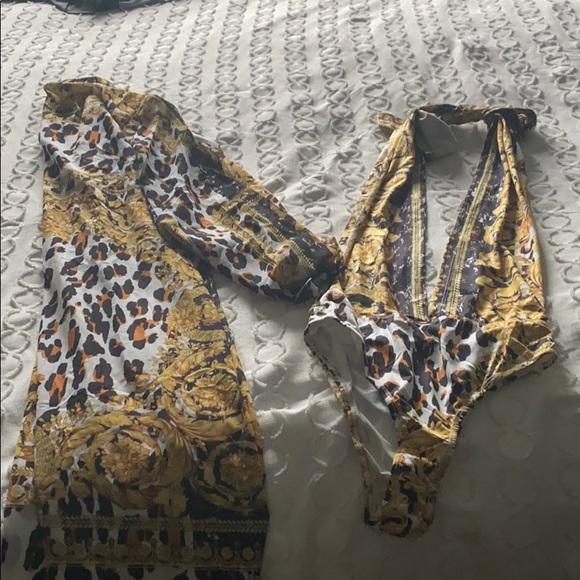 One piece low cut swimsuit - Picture 1 of 3